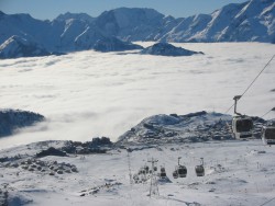 Kabin-och stolsliftar i skön symbios i Alpe d&#39;Huez